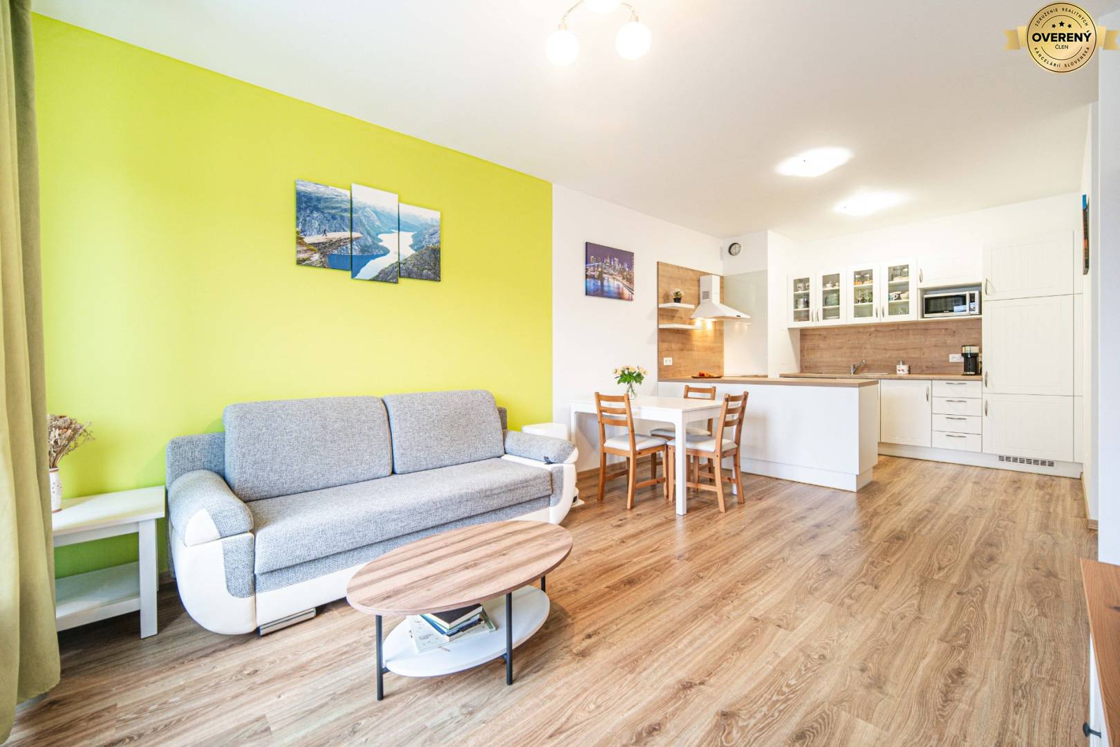 2-izbový byt na predaj Bratislava Slnečnice obývačka s kuchyňou.JPG