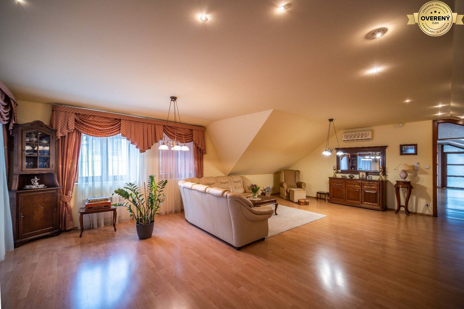 Rodinný dom Pezinok Grinava na predaj - obývačka